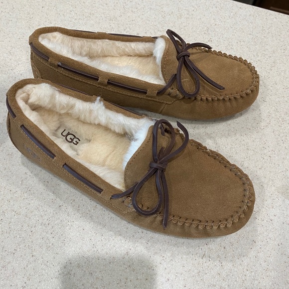 Ugg moccasin slippers - Picture 1 of 3